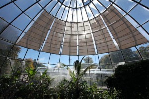 Glasbeschattungen mit innenliegenden Sonnensegeln für den botanischen Garten in Zürich (Schweiz)