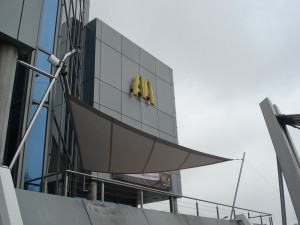 Sonnensegel wasserdicht McDonalds Crissier VD