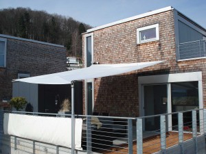 wegrollbares Sonnensegel wasserdicht schützt vor Sonne und Regen - hier Projekt in Langnau