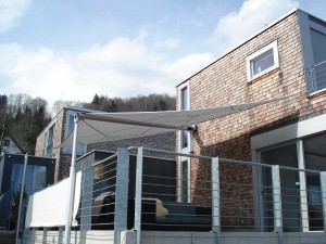 Sonnensegel wasserdicht schützt vor Sonne und Regen - hier Projekt in Langnau