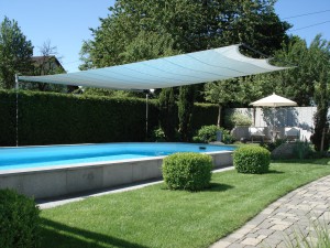 Elegantes Sonnensegel aufrollbar: Poolüberdachung in Remetschwil AG 8324