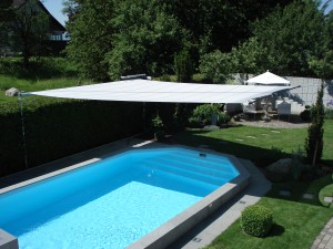 Elegantes Sonnensegel aufrollbar, Beschattung von Pool in Remetschwil AG 8329