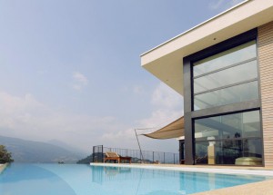 Automatisches Sonnensegel Terrasse mit Pool in Montagnola mit Pool in Montagnola