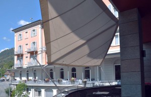 rollbare Sonnensegel Balkon Hotel Belvedere Scuol GR