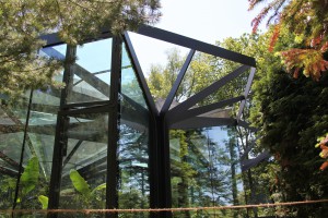 Botanischer Garten Grüningen: Gewächshaus mit den fünf darüberliegenden automatischen Sonnensegeln