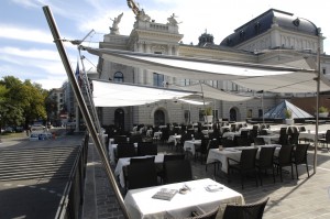 Sonnensegel Schweiz vorm Opernhaus Zürich