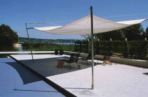 Automatisch aufrollbares Sonnensegel als Terrassenüberdachung