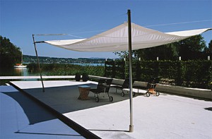 filigranes Sonnensegel auf Terrasse