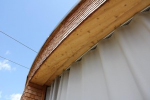Gebogene Gleitschiene mit Outdoorvorhang für Designhaus Ziegerloft