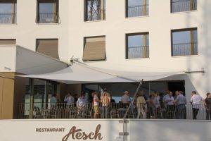 Aufrollbares Sonnensegel: Restaurant Aesch, Walchwil ZG