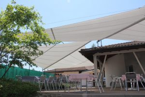 Sonnenschutz Doppelsegel mit Dachbefestigung