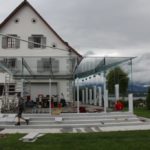 altes Bauernhaus mit moderner Glaspergola, beschattet mit Rollsegel