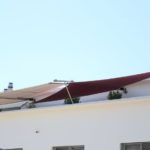Gekoppelte Doppelsegel für Sonnenschutz und Fassadenbeschattung