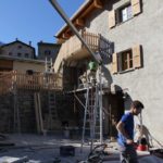 Montage einer aufrollbaren Sonnensegelkonstruktion für ein Ferienhaus vor Wintereinbruch