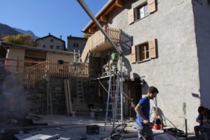 Montage einer aufrollbaren Sonnensegelkonstruktion für ein Ferienhaus vor Wintereinbruch