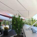 Sonnen- und Regenschutz mit elektrisch aufrollbaren Sonnensegel auf der Attikaterrase