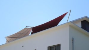 Sonnenschutz für eine schmale Dachterrasse
