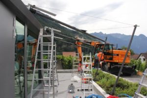Terrassengestaltung mit Sonnensegel kurz vor der Restauranteröffnung