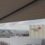 Sonnensegelterrasse mit Blick zur neuen ZSC Swiss Life Arena