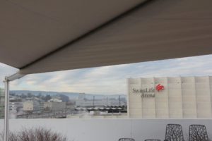 Sonnensegelterrasse mit Blick zur neuen ZSC Swiss Life Arena