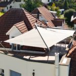 elektrisch gesteuerte Sonnensegel auf Dachterrasse