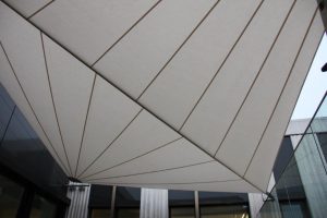 Aufrollbares Terrassensegel ausgespannt