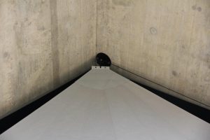 aufrollbare Glasbeschattung montiert an Betondach