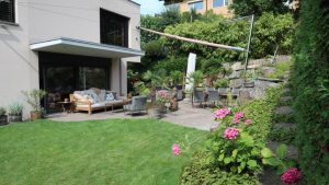 Sonnensegel befestigt an Fassade und Blocksteine