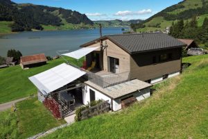 Ferienhaus am Sihlsee mit Sonnensegel
