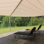 Grüne Oase bestattet mit einem Sonnensegel