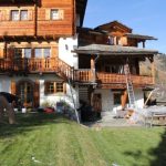 Montage der aufollbaren Sonnensegel am Chalet