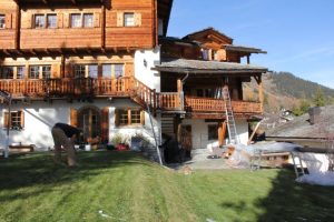 Montage der aufollbaren Sonnensegel am Chalet