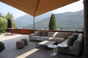 Regenschutz mit Sonnensegel über Outdoorsofa